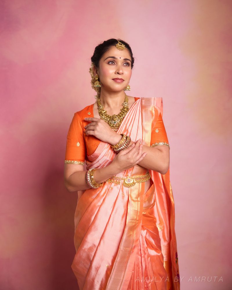 कुयरी साडी नेसलेली — नेसलेली · २. अमूल्य बाय अमृता यांनी निवडलेली.