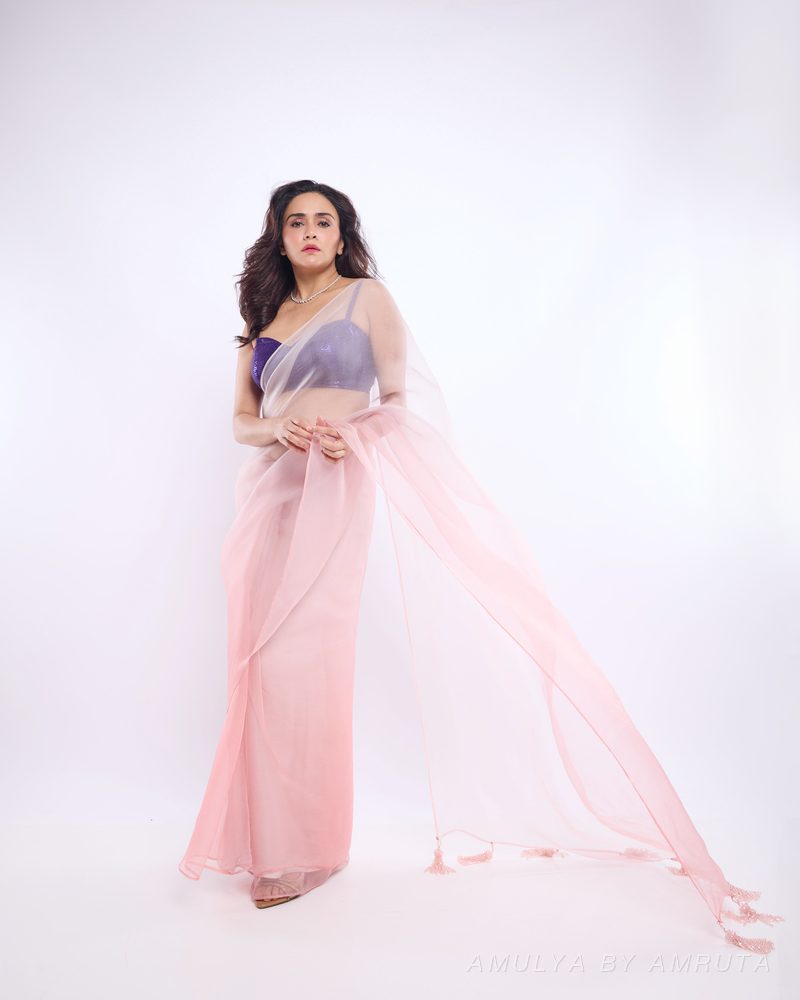 फिकट गुलाबी ऑर्गेन्झा साडी नेसलेली — नेसलेली · ३. अमूल्य बाय अमृता यांनी निवडलेली.