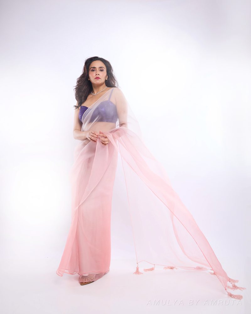 फिकट गुलाबी ऑर्गेन्झा साडी नेसलेली — नेसलेली · ४. अमूल्य बाय अमृता यांनी निवडलेली.