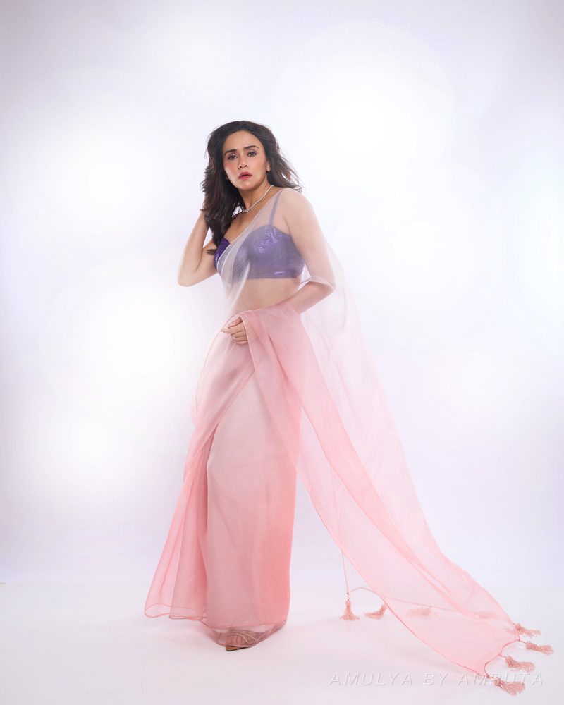 फिकट गुलाबी ऑर्गेन्झा साडी नेसलेली — worn-6. अमूल्य बाय अमृता यांनी निवडलेली.