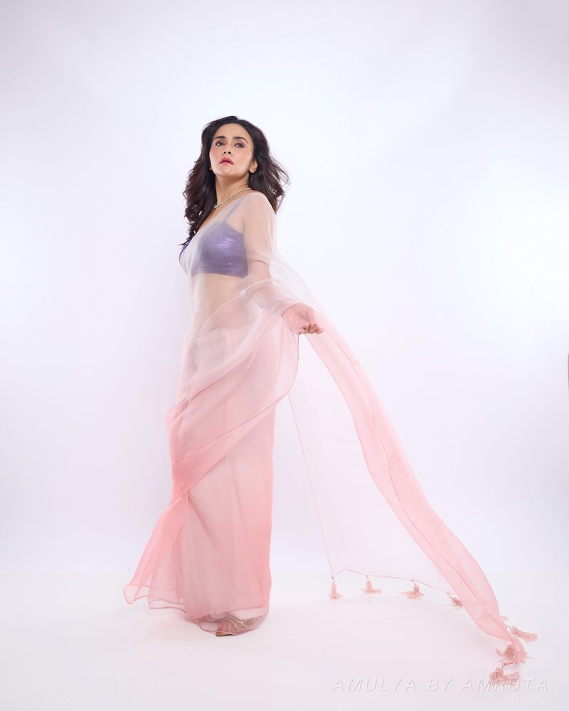 फिकट गुलाबी ऑर्गेन्झा साडी नेसलेली — worn-7. अमूल्य बाय अमृता यांनी निवडलेली.