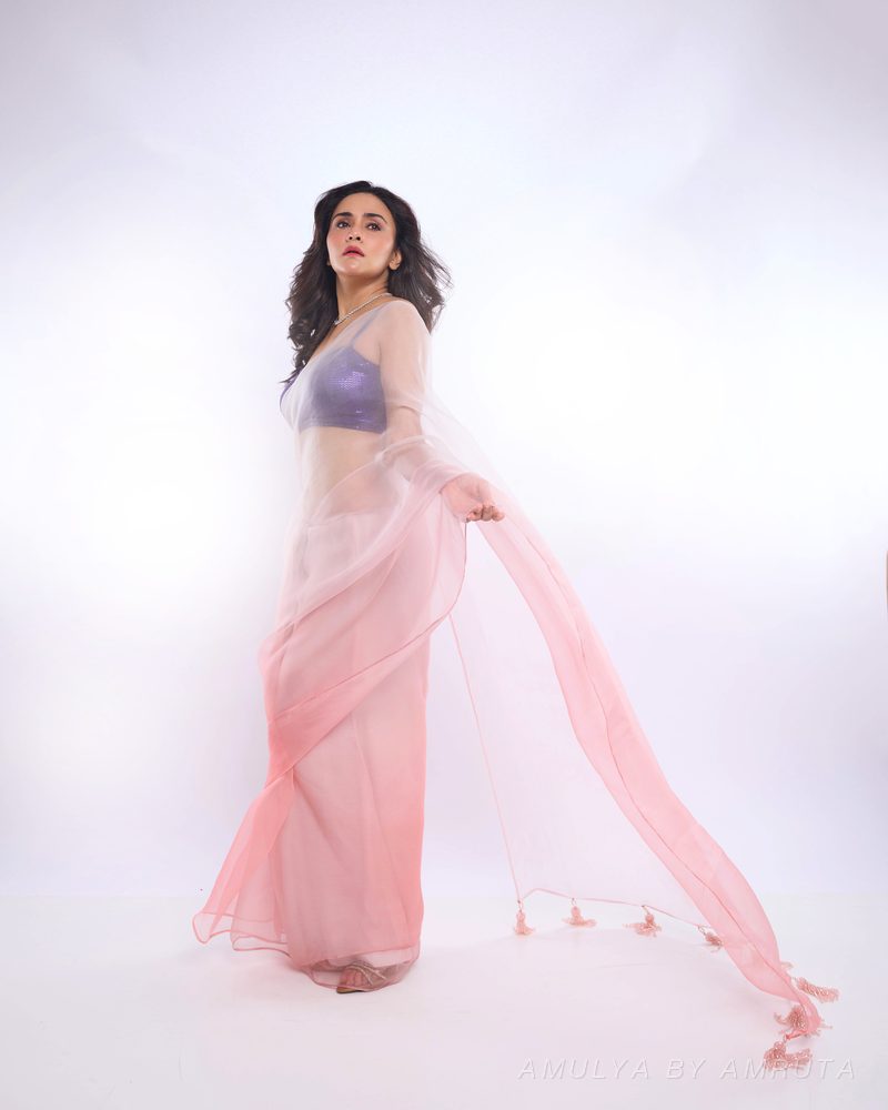 फिकट गुलाबी ऑर्गेन्झा साडी नेसलेली — worn-8. अमूल्य बाय अमृता यांनी निवडलेली.