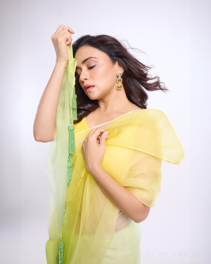 लिंबू-हिरवी ऑर्गेन्झा साडी नेसलेली — नेसलेली · ३. अमूल्य बाय अमृता यांनी निवडलेली.