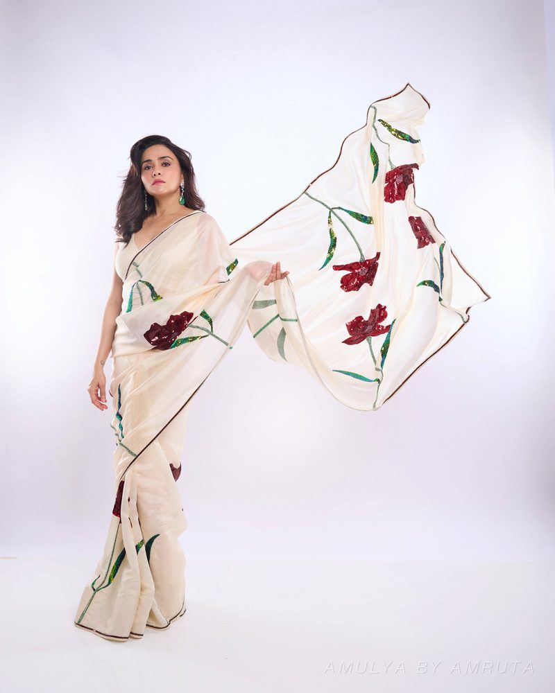 गुलाबवेल ऑर्गेन्झा साडी नेसलेली — नेसलेली · ४. अमूल्य बाय अमृता यांनी निवडलेली.