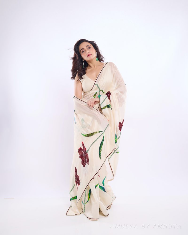 गुलाबवेल ऑर्गेन्झा साडी नेसलेली — worn-7. अमूल्य बाय अमृता यांनी निवडलेली.