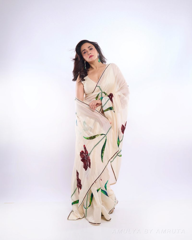 गुलाबवेल ऑर्गेन्झा साडी नेसलेली — worn-8. अमूल्य बाय अमृता यांनी निवडलेली.