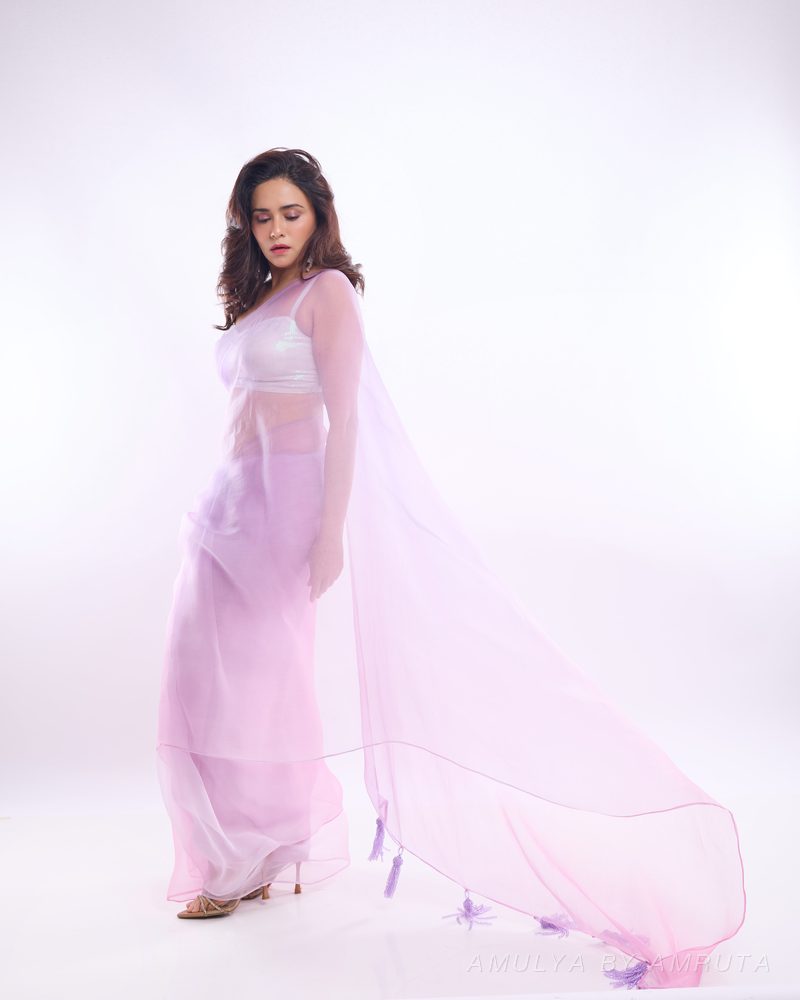 जांभळट ऑर्गेन्झा साडी नेसलेली — नेसलेली. अमूल्य बाय अमृता यांनी निवडलेली.
