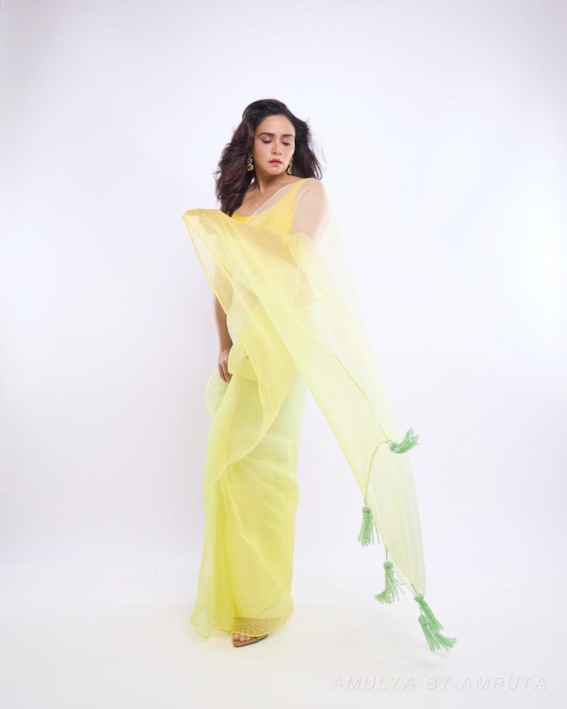 लिंबूछटेची ऑर्गेन्झा साडी नेसलेली — worn-7. अमूल्य बाय अमृता यांनी निवडलेली.