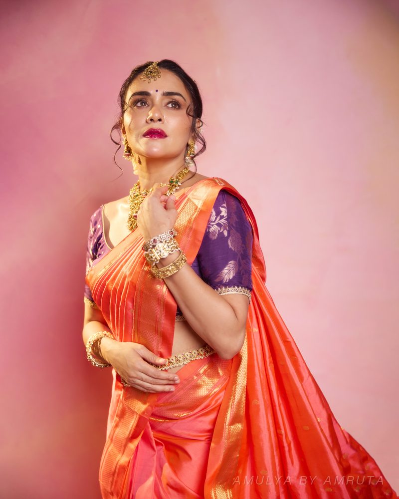 पंखा साडी नेसलेली — नेसलेली. अमूल्य बाय अमृता यांनी निवडलेली.